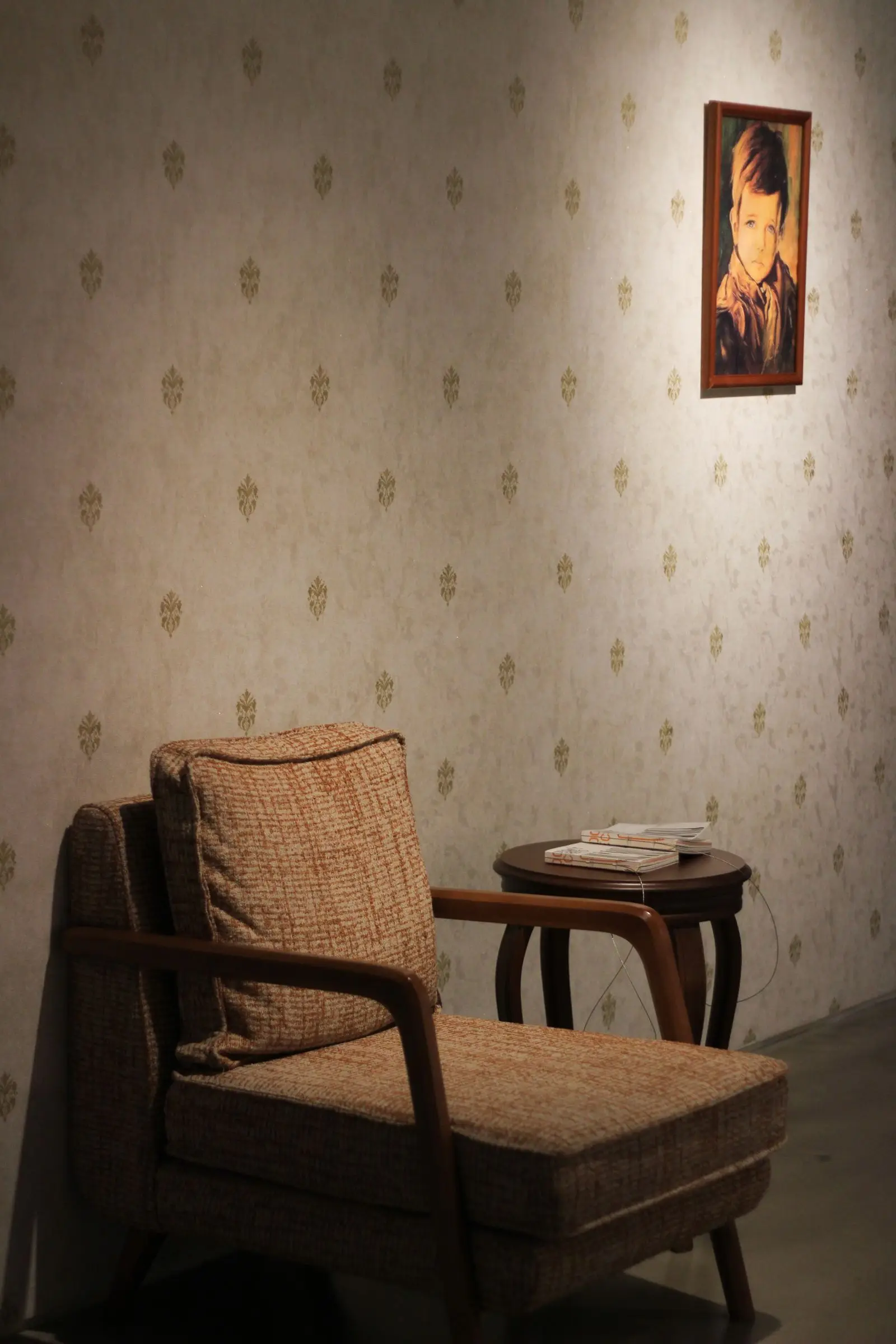 Fauteuil ancien en bois sculpté et tissu clair
