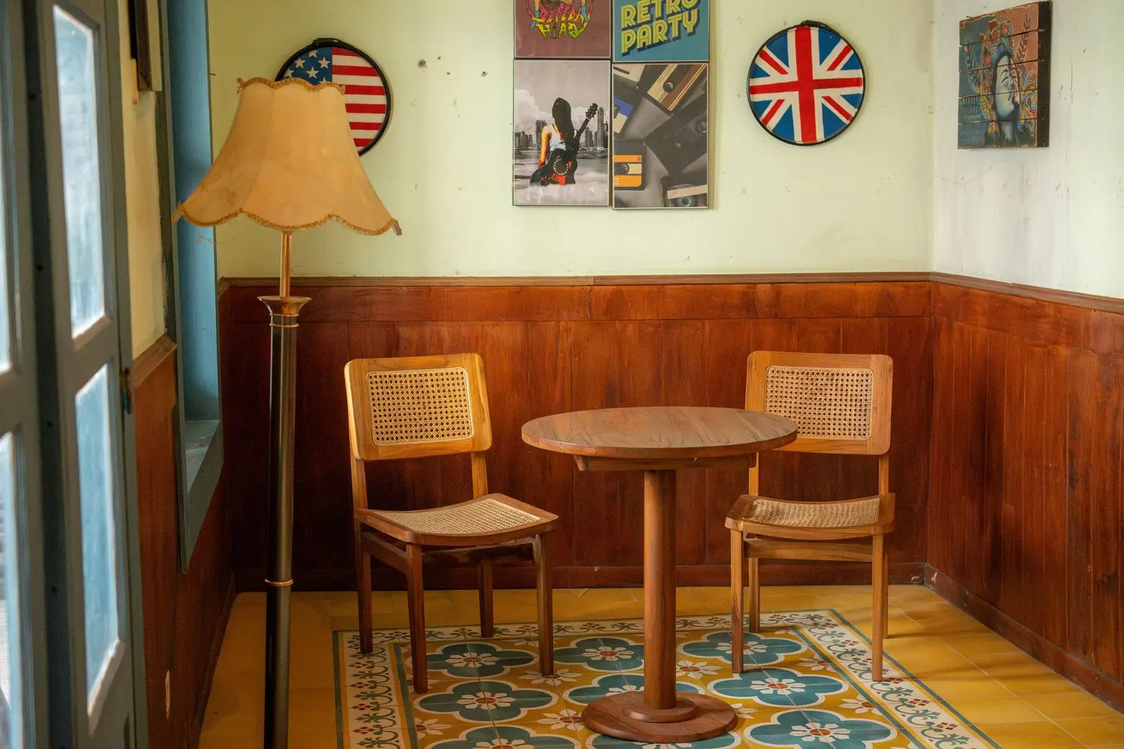 Intérieur rétro composé de meubles et décorations anciennes