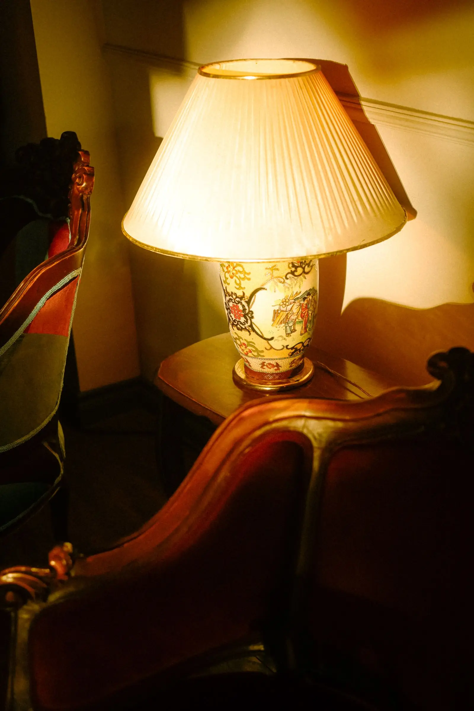 Lampe vintage ouvragée posée sur une table ancienne en bois