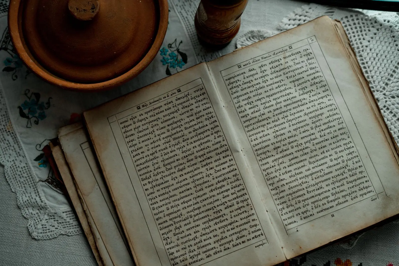 Livre ancien manuscrit accompagné de poteries patinées
