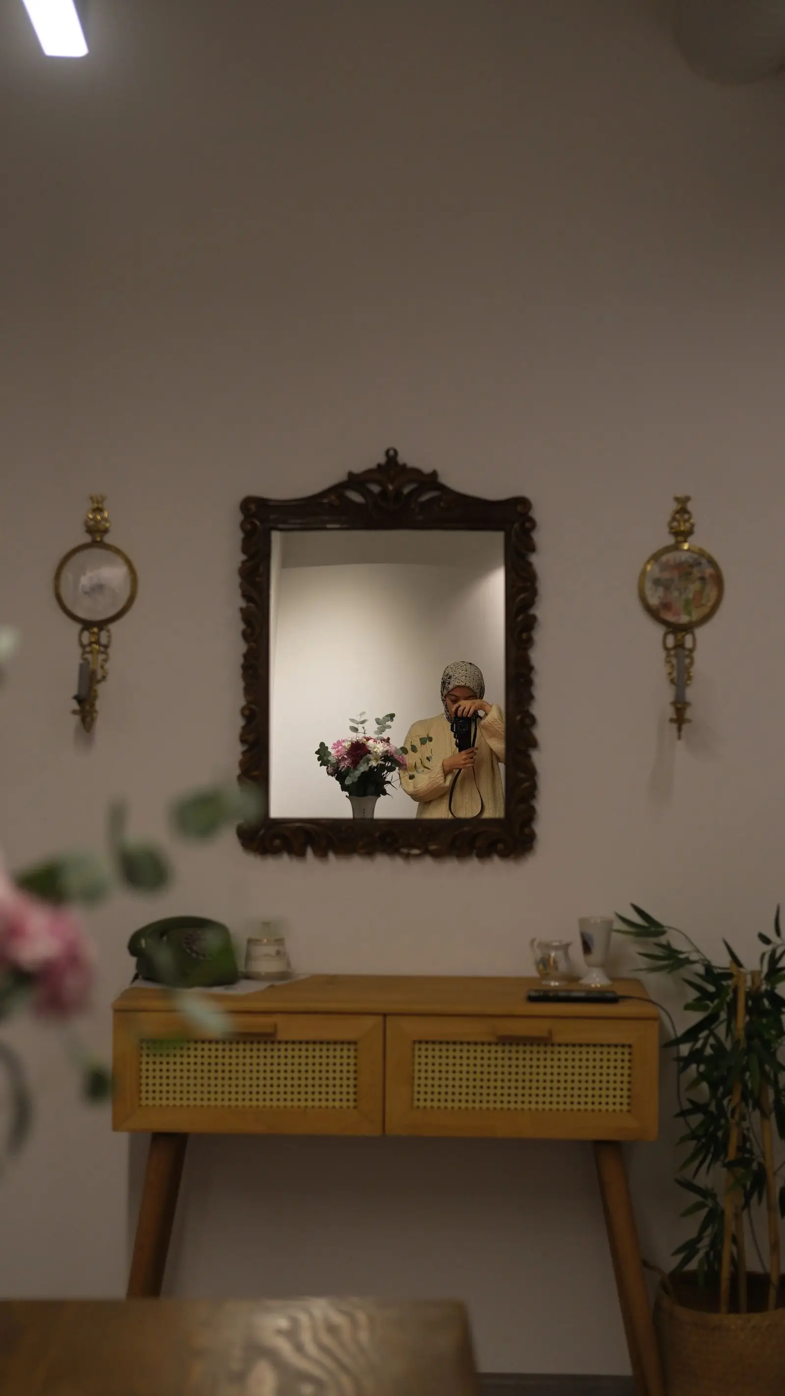 Grand miroir ancien doré dans un intérieur chaleureux