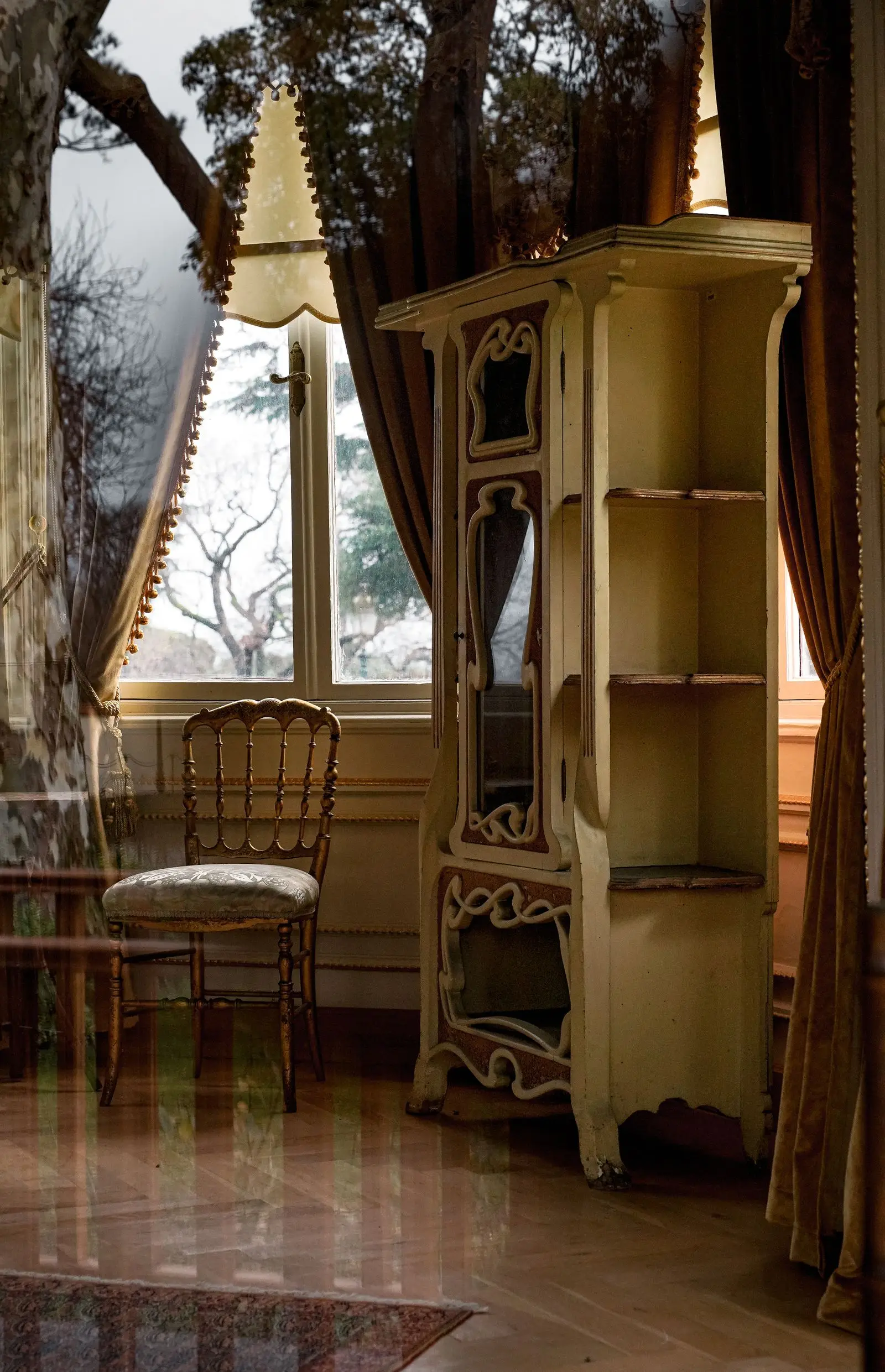 Mobilier ancien élégant dans une pièce lumineuse